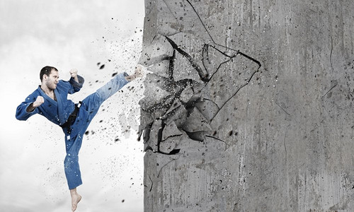 和服打破墙壁的人.