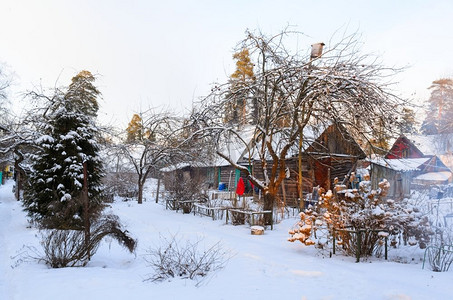 白雪皑皑的乡村小屋。俄罗斯乡村积雪覆盖的农舍