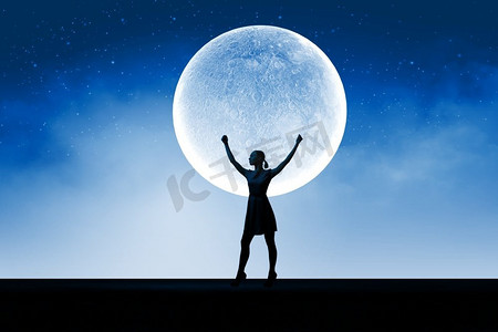 晚上的女人。在满月的映衬下举起双手的女人的剪影