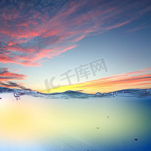 水模板摄影照片_日落海景具有水下部分和由水线分裂的日落天窗的设计模板