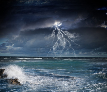 夜间大海摄影照片_夜间有暴风雨。在暴风雨的海面上闪电的黑夜图像