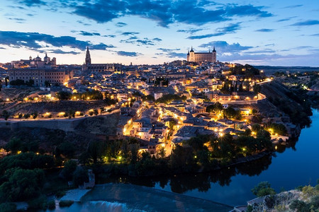西班牙地标摄影照片_西班牙马德里的托莱多城市风景城和阿尔卡萨尔黄昏