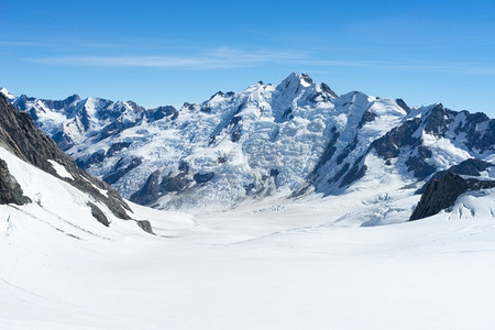 雪山。白雪皑皑，蓝天晴朗的山景