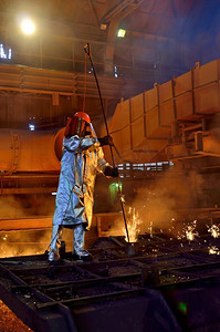 钢铁厂内的钢铁工人