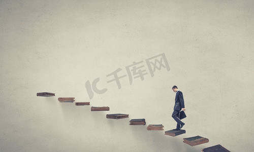 在事业的阶梯上。年轻的商人走上代表成功概念的楼梯