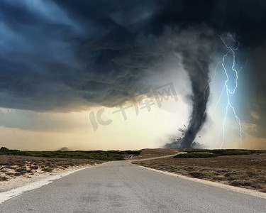 ps闪电摄影照片_自然灾害。乡村公路上方有强烈的龙卷风和闪电
