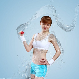 一个年轻女子的肖像做运动与一瓶纯净水。肖像的一个年轻女子做运动