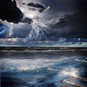夜间有暴风雨。在暴风雨的海面上闪电的黑夜图像