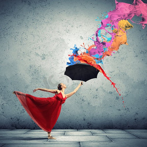 古典与现代摄影照片_芭蕾舞演员在飞行缎礼服与伞。一个芭蕾舞演员在飞行缎礼服与伞下的油漆