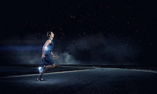 奔跑的运动员。穿着蓝色衣服的年轻跑动男运动员