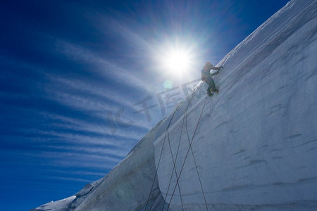 登山运动。人类攀登冰川的低角视角