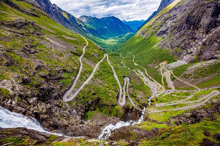 瞭望台摄影照片_巨魔公路瞭望台观景台风景如画的挪威。