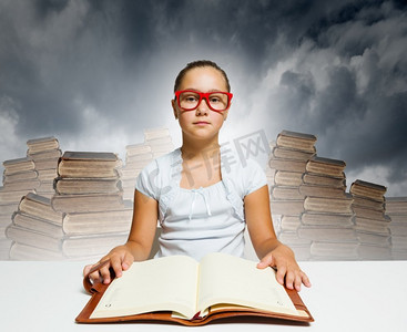 读书红色摄影照片_女孩读书学校漂亮的女孩在红色眼镜阅读书