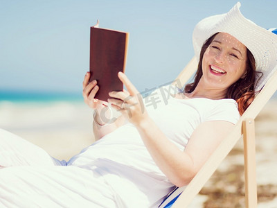 阳光明媚的日子里，海滩上一位穿着白色衣服的妇女。海滩上美丽的一天