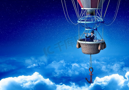乘坐浮空器旅行的女子。年轻的女商人戴着五颜六色的浮空器在天空中飞翔