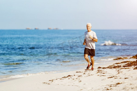 健康的跑步者。健康的海滩跑步者