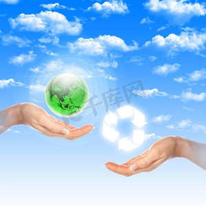 手和地球。环境保护的象征