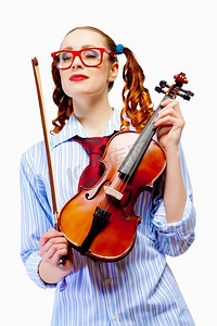 拿小提琴摄影照片_年轻的女小提琴家。戴着红眼镜的年轻滑稽女子拿着小提琴