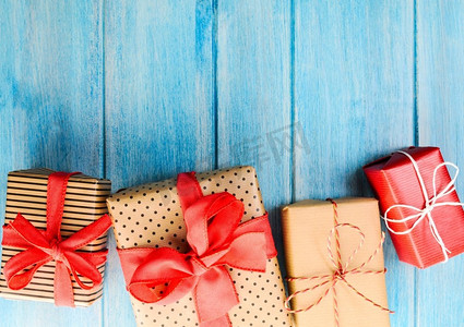 圣诞或新年手工礼物。蓝色木质背景的圣诞或新年装饰礼盒