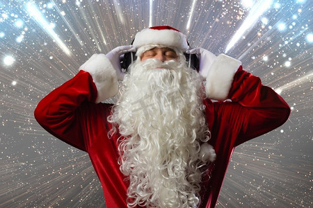 新年晚会。圣诞老人戴着耳机享受音乐