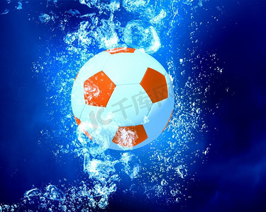 球在水下。足球沉入清澈碧水中