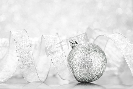 圣诞装饰球和银色闪闪发亮的丝带