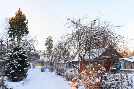下雪乡村摄影照片_白雪皑皑的乡村小屋。俄罗斯乡村积雪覆盖的农舍