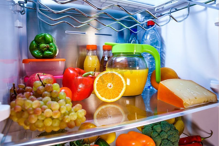 敞开的冰箱里装满了食物。健康食品。