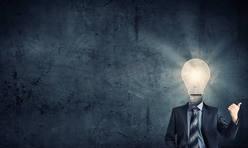 脑子里有个好主意。与商人和电灯泡的想法概念代替他的头