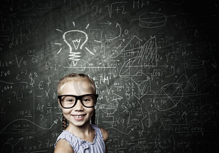 儿童数学摄影照片_小天才。戴着眼镜背着黑板的学龄期可爱小女孩