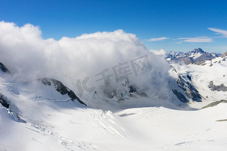 雪山之巅摄影照片_雪山之巅。山景观与雪和清澈的蓝天