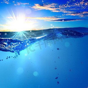 日落海景具有水下部分和由水线分裂的日落天窗的设计模板