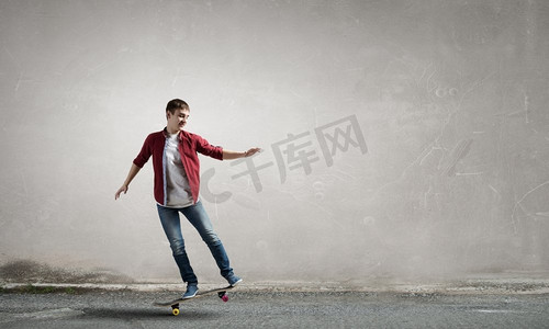 滑板上的家伙。帅气少年酷炫男孩玩滑板