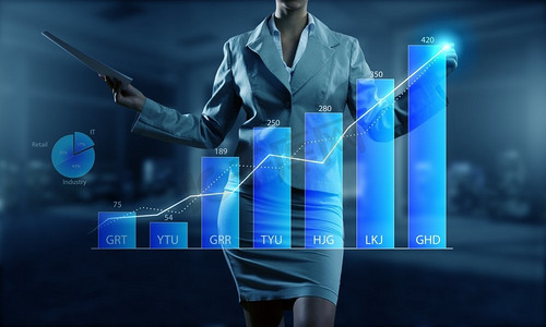 平均销售报告。女实业家画在屏幕上的近距离视图市场infographs