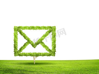 绿色植物图标摄影照片_电子邮件概念。电子邮件标志形状的绿色植物的概念形象