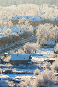 城市下雪摄影照片_冬天的城镇街道上有结冰的树木