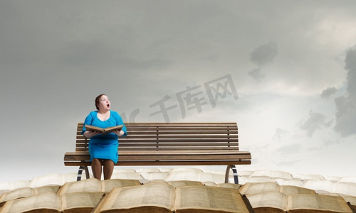 胖胖的女人。加码让坐在长椅上拿着书的女人大吃一惊