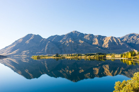 山云层摄影照片_风景如画。新西兰阿尔卑斯山和湖泊的自然景观