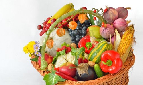 篮子里的新鲜蔬菜被隔离在白色上