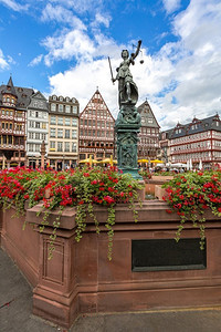 法兰克福摄影照片_拥有Justitia雕像的法兰克福老城。德国