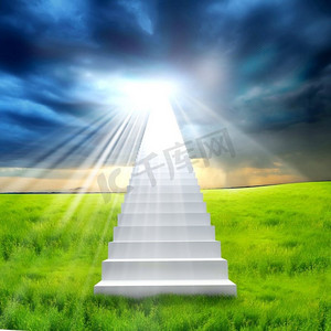 白色梯子在绿草的衬托下延伸到明亮的天空。通向天堂之路的象征