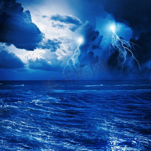 夜间有暴风雨。在暴风雨的海面上闪电的黑夜图像