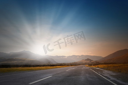 道路上的日出。风景如画的风景和道路上的日出