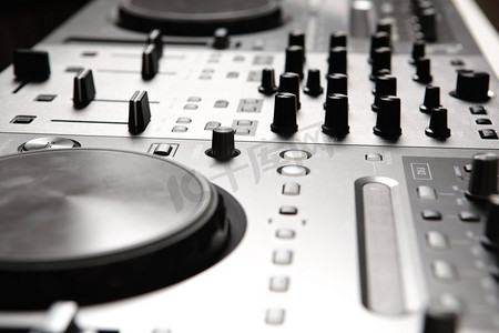 DJ调音台。用于控制声音和播放音乐的DJ混音器设备