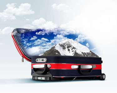 行李箱红色摄影照片_红色行李箱与山区覆盖着雪内