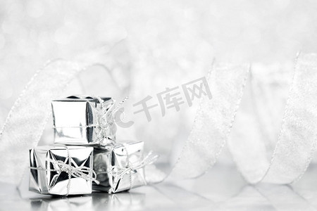 闪光框摄影照片_装饰银盒与节日礼物在闪亮的闪光背景
