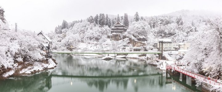 冬季景观与湖和村庄在日本全景