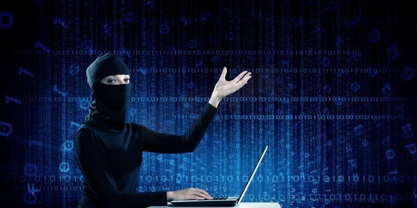 罪犯举牌摄影照片_互联网安全观。身穿深色衣服的黑客女子在数字背景下使用笔记本电脑