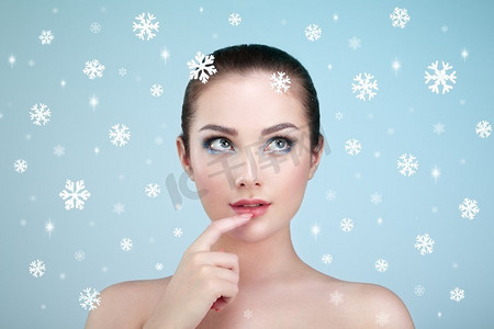 雪地上的年轻美女的美丽肖像。圣诞背景。新年假期与人的观念