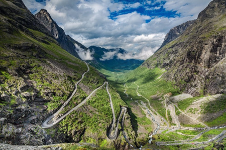 路特斯摄影照片_巨魔之路特罗尔斯蒂根或特罗尔伊斯特维恩蜿蜒的山路在挪威。